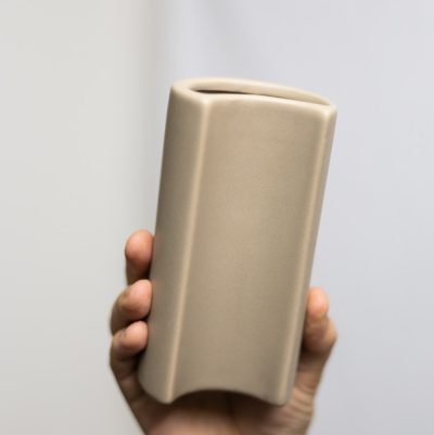 Vaza keramicka Tranquillo Modern Art 8x6,7x15,3cm boja pijeska art.POR548